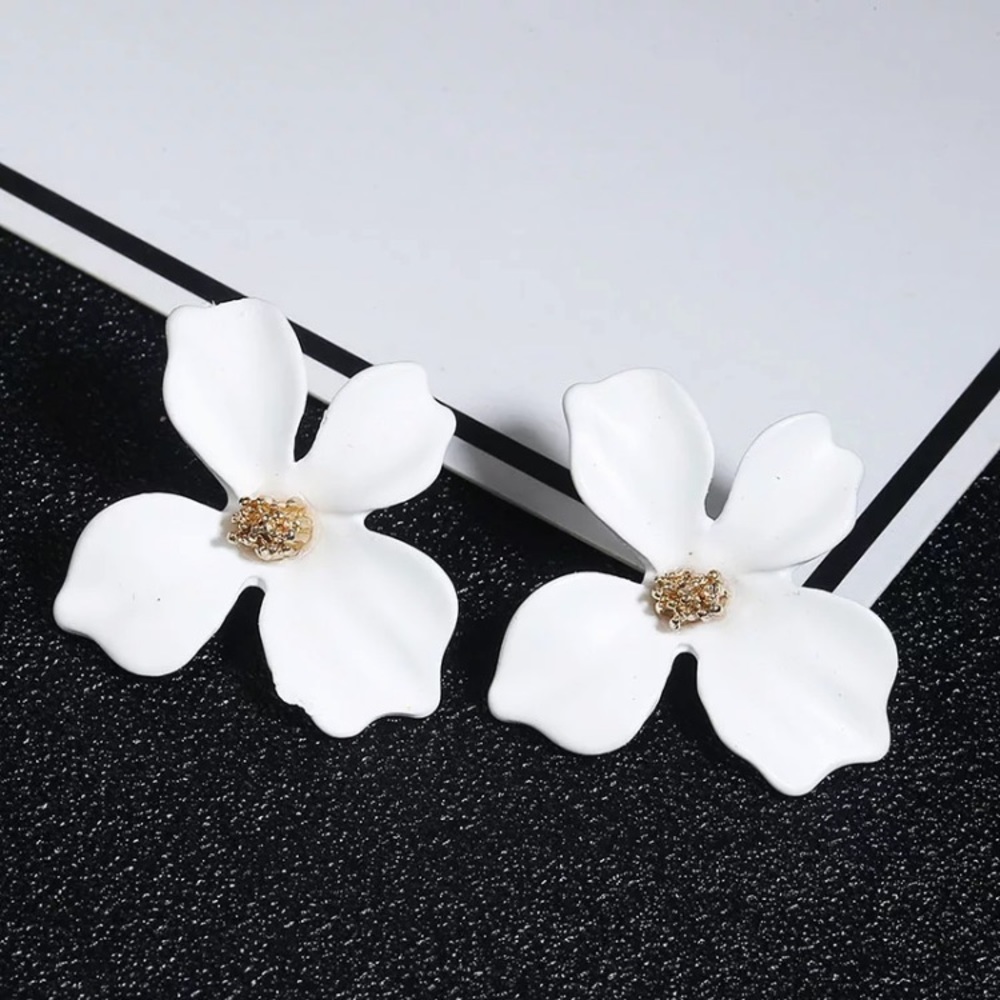 “Riya” Minimalist Cute Gold Floral Stud Earring - Picture 10 of 13